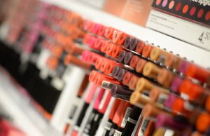 Hurtownia kosmetyczna – jak wybrać sprawdzonego dostawcę dla salonu beauty?