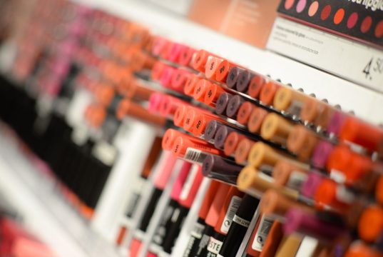 Hurtownia kosmetyczna – jak wybrać sprawdzonego dostawcę dla salonu beauty?