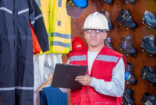 Odzież robocza a BHP – dlaczego odpowiedni ubiór w pracy jest istotny?